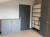une photo d'une pièce avec une armoire et une bibliothèque