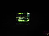 l'image d'un cristal vert dans l'obscurité