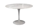 La table est en marbre et possède un piètement circulaire.