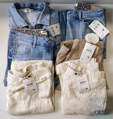 trois paires de jeans pour homme et une chemise pour homme