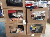 boîtes empilées dans un entrepôt