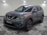 vue de face d'un SUV Nissan gris sur un sol à damier