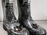 une paire de bottes de pluie noires et blanches posées sur une table