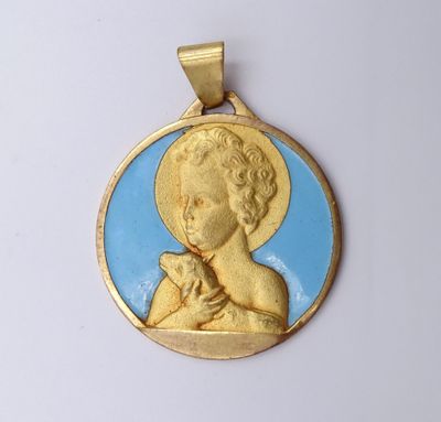 une image représentant un pendentif doré et bleu sur lequel figure un enfant tenant un chat