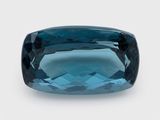 des tourmalines bleu-vert sur fond blanc