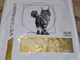 un sac de croquettes Royal Canin Urinary S/O pour chat posé sur une table