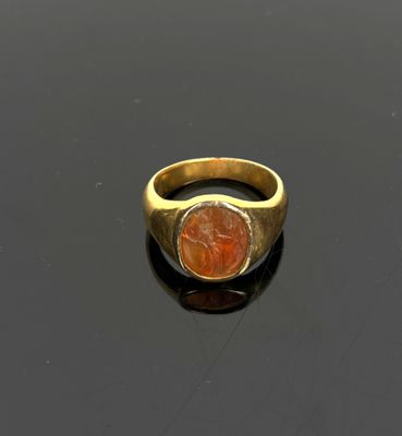 une bague en or avec une pièce romaine au centre