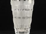 une photo d'un verre transparent sur fond noir