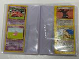 Deux cartes Pokémon sont posées l'une sur l'autre sur une table.