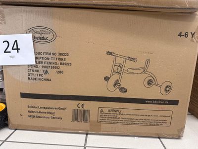 une boîte en carton sur laquelle est représenté un tricycle