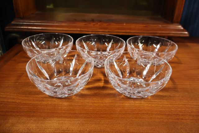 SEVRES – Suite de 5 coupelles en cristal. Pastilles. H 5.5 D 12 c...