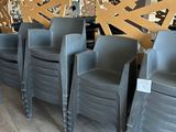 a lot of chairs that are lined up in a room