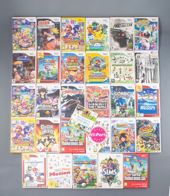 une photo montrant une pile de jeux vidéo accrochés au mur