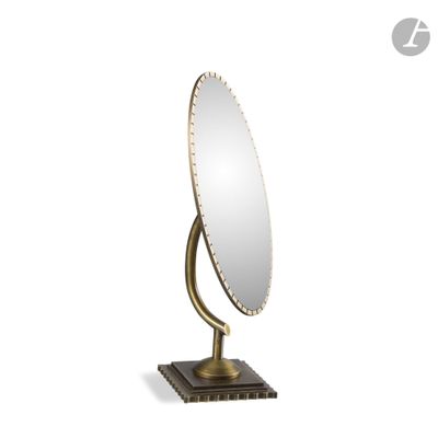 un gros plan d'un miroir posé sur un pied, sur fond blanc