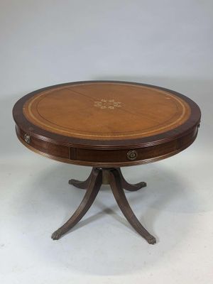 une image représentant une table ronde avec un plateau en bois et des pieds en métal