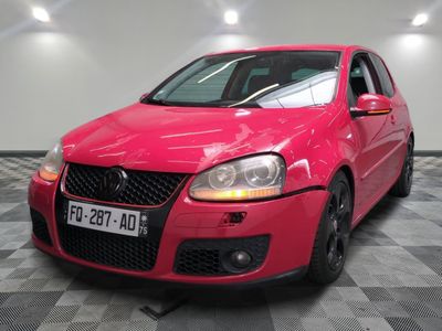 une photo d'une voiture rose vif garée dans un garage