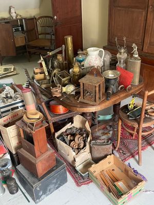 une table sur laquelle sont posés de nombreux objets dans une pièce