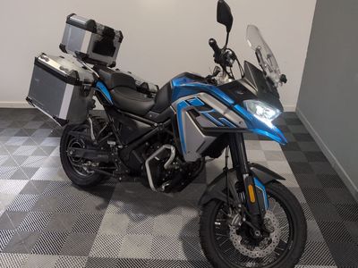 une moto garée dans une pièce au sol à carreaux