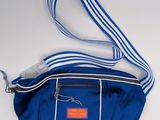 un gros plan sur un sac à main bleu orné d'une rayure blanche et rouge
