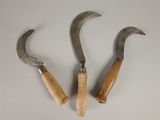 Deux vieux outils sont posés l'un à côté de l'autre sur une surface blanche.