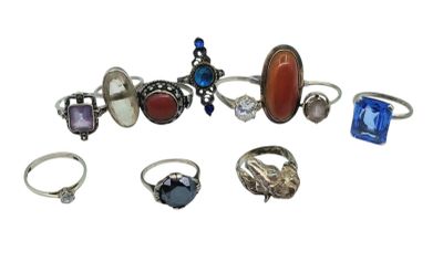 un assortiment de bagues diverses sur fond blanc