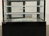 une photo d'une vitrine de musée