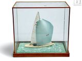 une petite maquette de voilier dans une vitrine