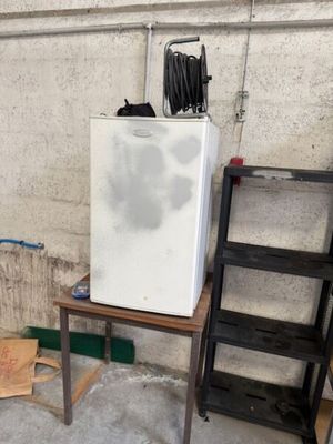 un réfrigérateur blanc posé sur une table dans une pièce