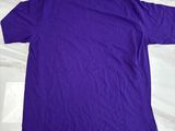 un t-shirt violet posé sur une table en marbre
