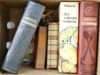 une boîte pleine de livres posés les uns sur les autres