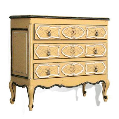 une petite commode ornée de motifs décoratifs