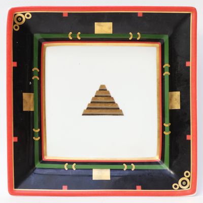 a picture of a picture of a pyramid in the middle of a picture