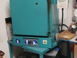 une machine bleue qui se trouve dans une pièce