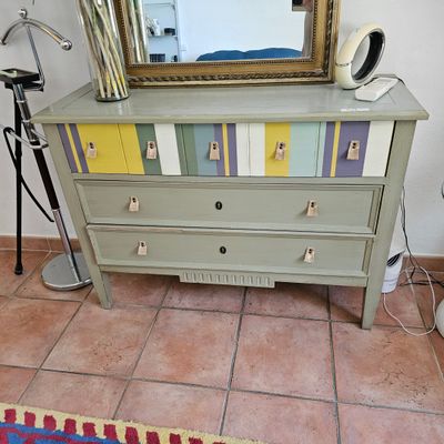 une commode surmontée d'un miroir dans une pièce
