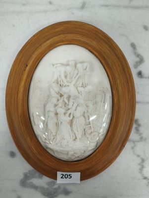 Haut-relief en plâtre à décor d'une descente de croix dans u… - Photo 1