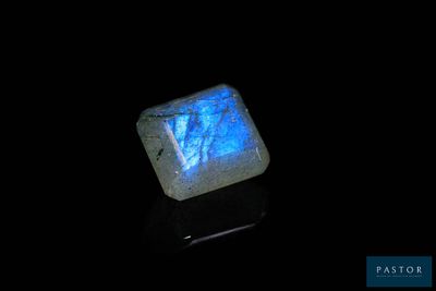 un gros plan sur une pierre sur laquelle brille une lumière bleue