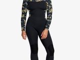 une femme vêtue d'une combinaison de plongée noire à motif camouflage
