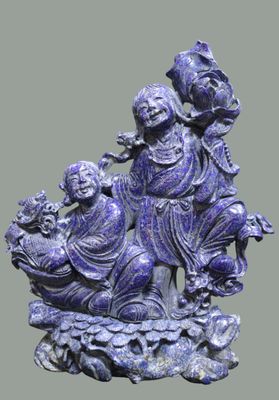 statue représentant un groupe de personnes assises sur un rocher