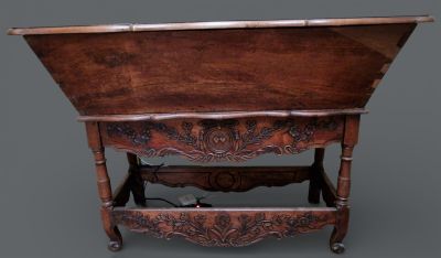 Maie en bois naturel à pieds tournés, socle sculpté de feuil…