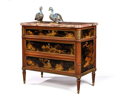 deux oiseaux perchés sur une commode