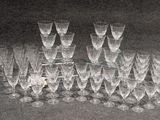 un grand nombre de verres à vin posés sur une table