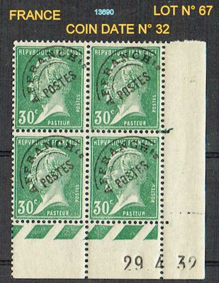 quatre timbres représentant un homme sur fond noir