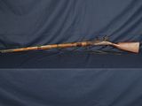 un fusil au canon en bois sur fond bleu