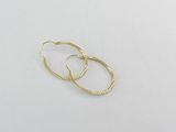 deux paires de boucles d'oreilles en or sur fond blanc