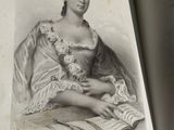 un vieux livre avec l'image d'une femme en robe