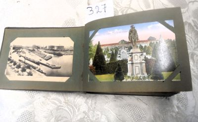 deux images représentant un bâtiment et une horloge posée sur un livre