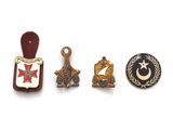 plusieurs types de badges sont présentés sur une surface blanche