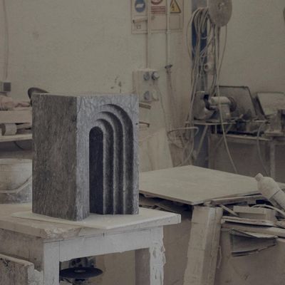 une photo d'une sculpture représentant un four à briques dans un atelier