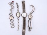 plusieurs modèles différents de montres et de bracelets posés sur un fond blanc