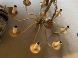 un lustre posé par terre à côté d'une horloge
